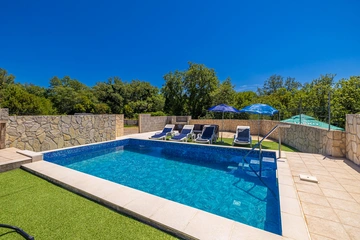 1-Bedroom Apartment with Private Pool in Linardići