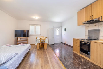 1-Bedroom Apartment with Private Pool in Linardići