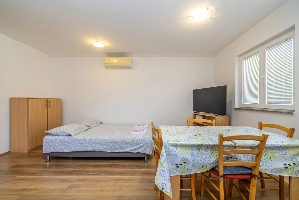 1-Bedroom Apartment with Private Pool in Linardići