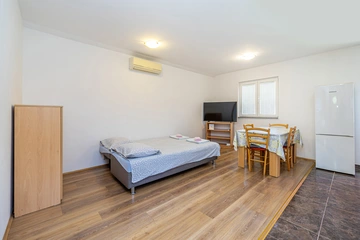 1-Bedroom Apartment with Private Pool in Linardići