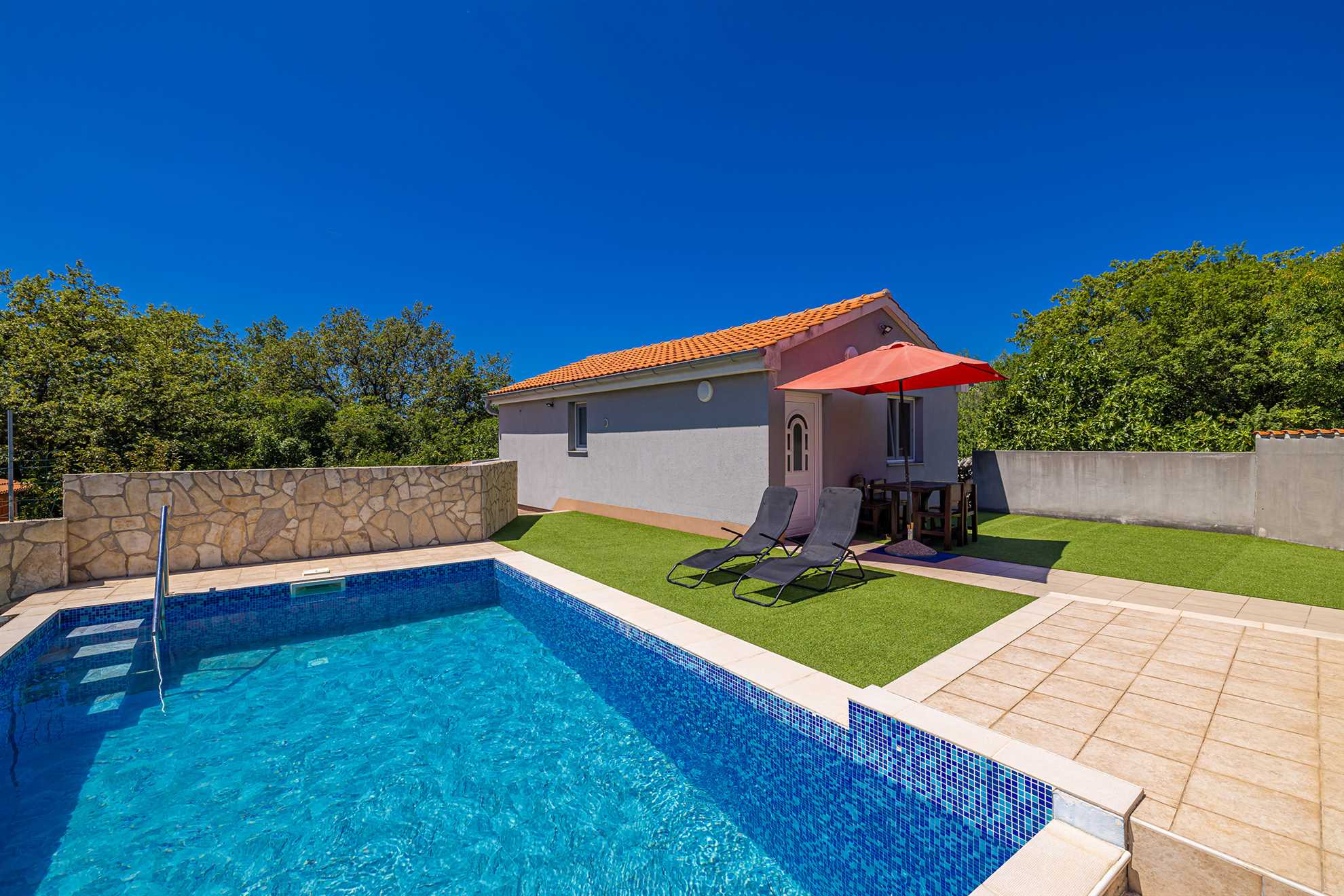 Ferienwohnung BORO mit Pool