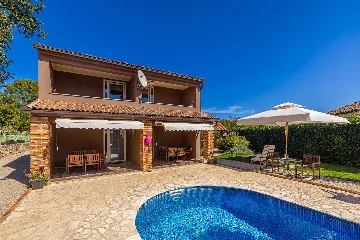 4-Bedroom House with Private Pool in Žgaljići