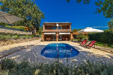 4-Bedroom House with Private Pool in Žgaljići