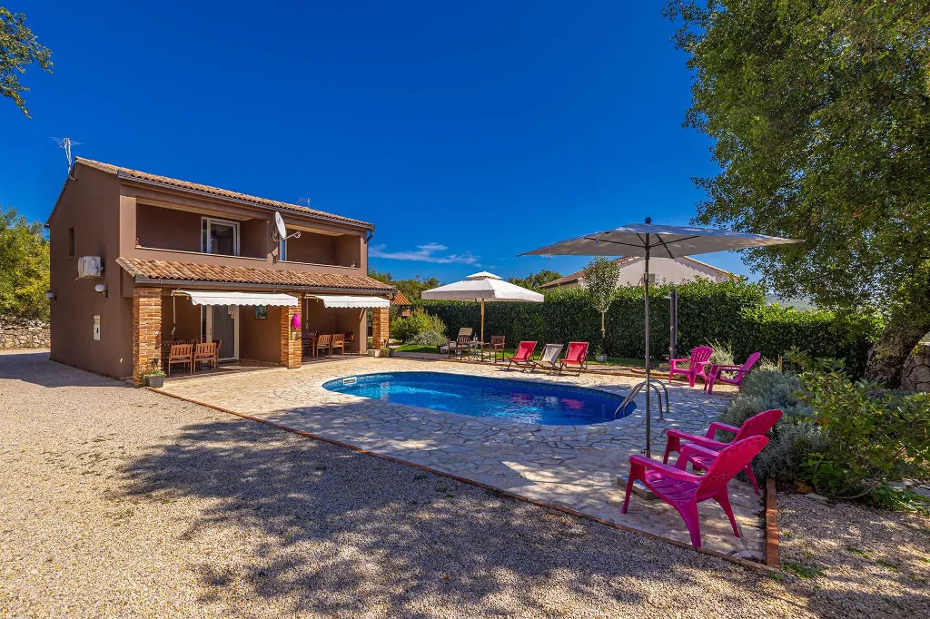 4-Bedroom House with Private Pool in Žgaljići