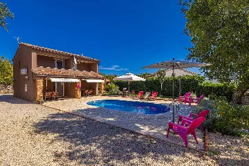4-Bedroom House with Private Pool in Žgaljići