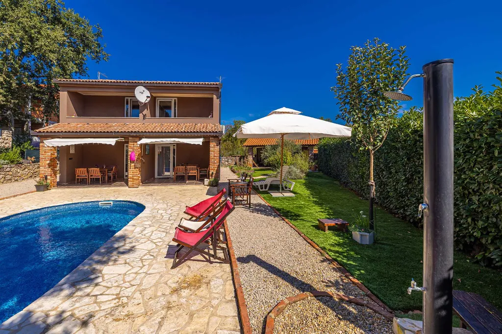 4-Bedroom House with Private Pool in Žgaljići