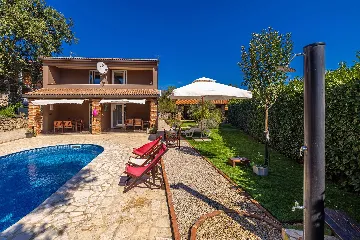 4-Bedroom House with Private Pool in Žgaljići