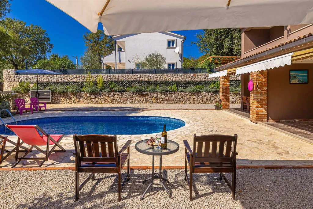 4-Bedroom House with Private Pool in Žgaljići