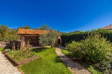 4-Bedroom House with Private Pool in Žgaljići