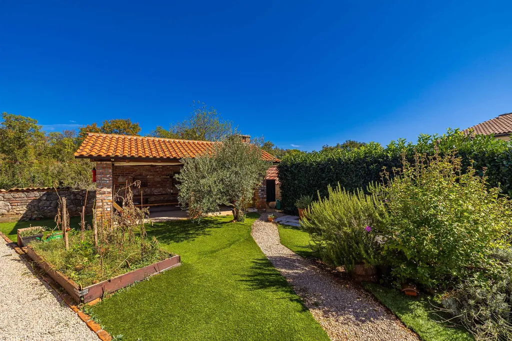 4-Bedroom House with Private Pool in Žgaljići