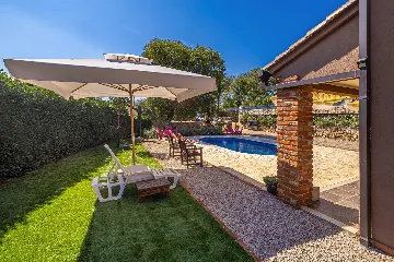 4-Bedroom House with Private Pool in Žgaljići