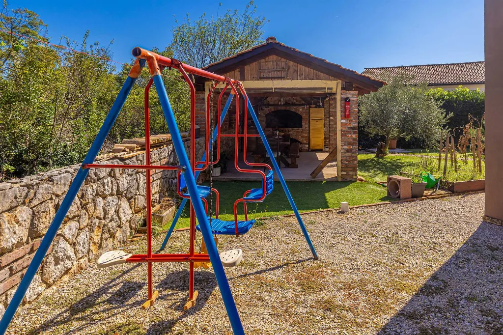 4-Bedroom House with Private Pool in Žgaljići