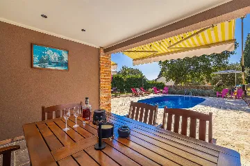 4-Bedroom House with Private Pool in Žgaljići