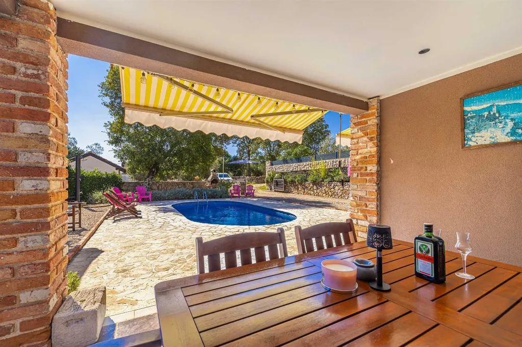 4-Bedroom House with Private Pool in Žgaljići