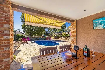 4-Bedroom House with Private Pool in Žgaljići