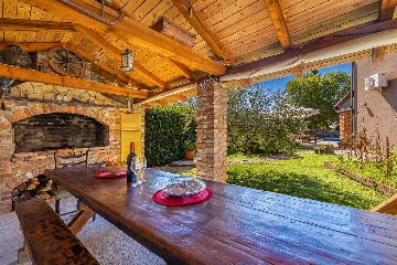 4-Bedroom House with Private Pool in Žgaljići
