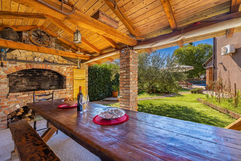 4-Bedroom House with Private Pool in Žgaljići
