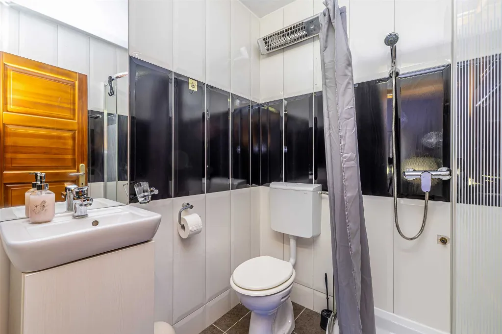 4-Bedroom House with Private Pool in Žgaljići