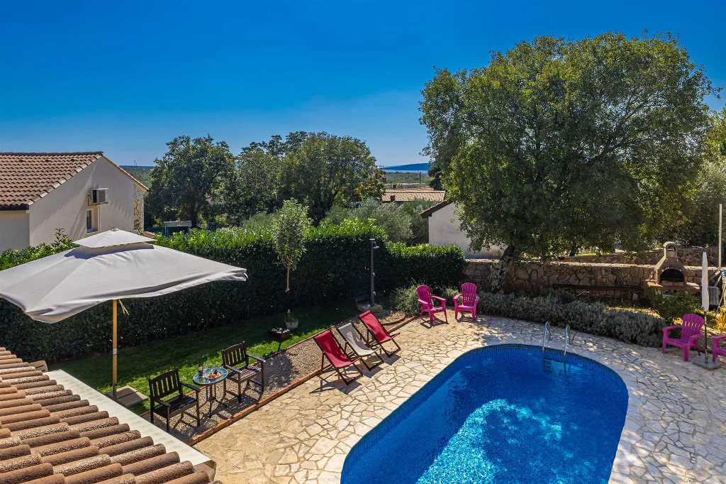 4-Bedroom House with Private Pool in Žgaljići