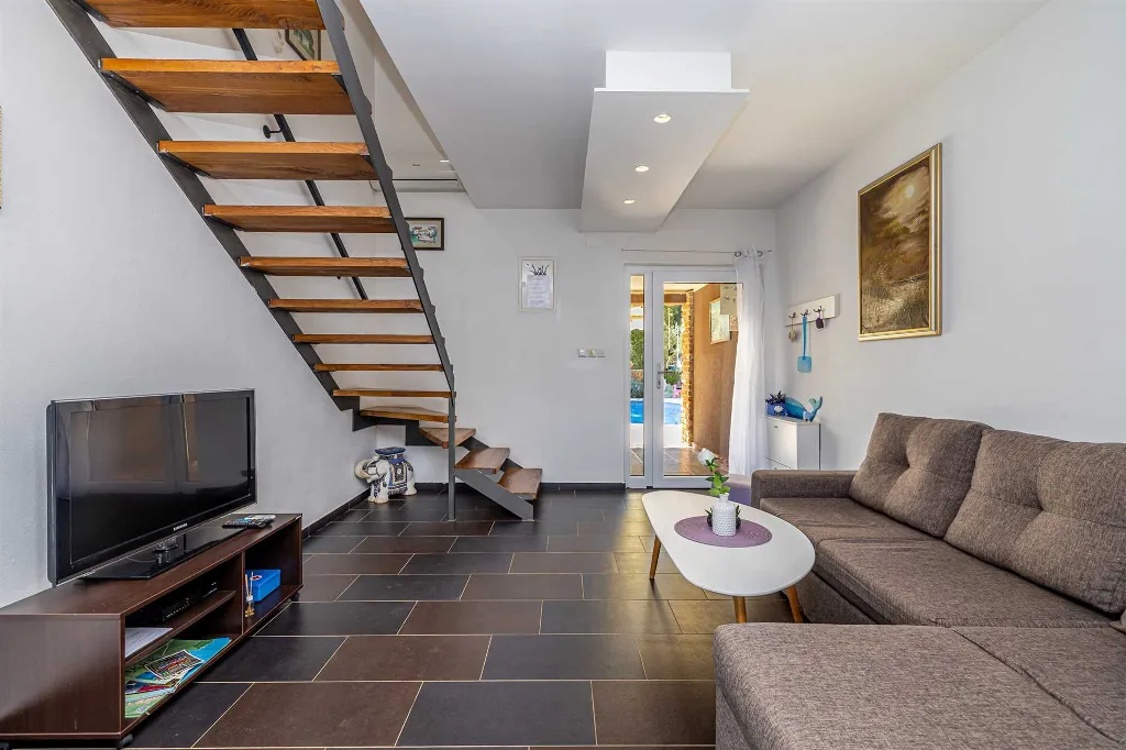 4-Bedroom House with Private Pool in Žgaljići