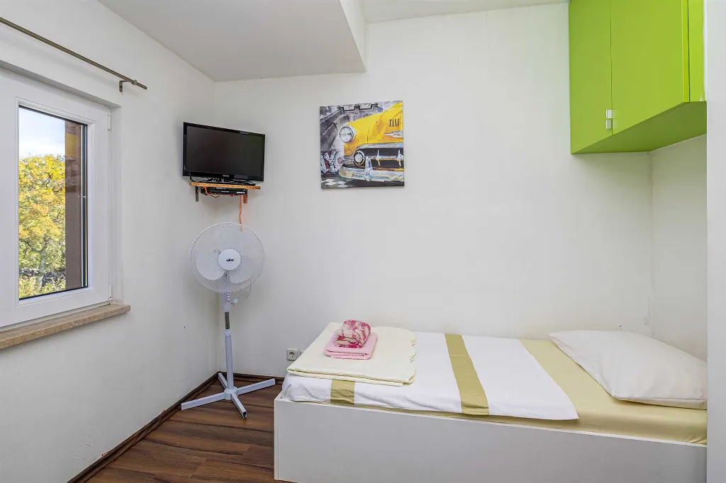4-Bedroom House with Private Pool in Žgaljići