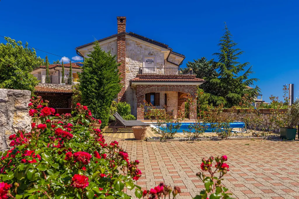 Linardići Villa with Private Pool, Jacuzzi & Sauna