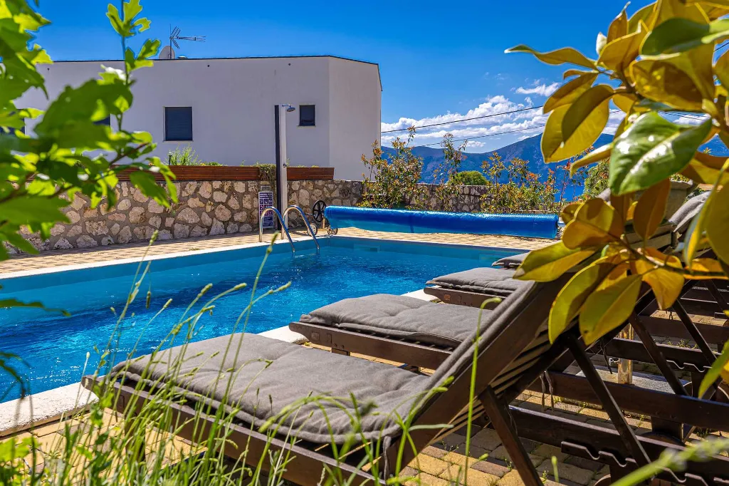 Linardići Villa with Private Pool, Jacuzzi & Sauna