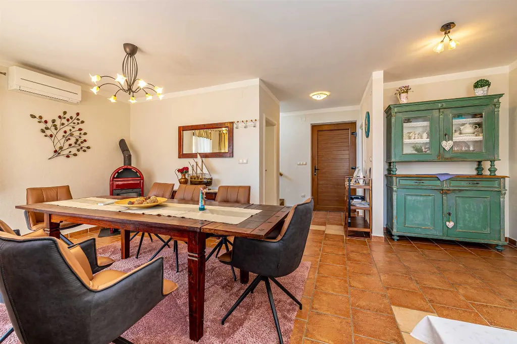 Linardići Villa with Private Pool, Jacuzzi & Sauna