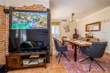 Linardići Villa with Private Pool, Jacuzzi & Sauna