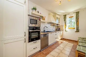 Linardići Villa with Private Pool, Jacuzzi & Sauna