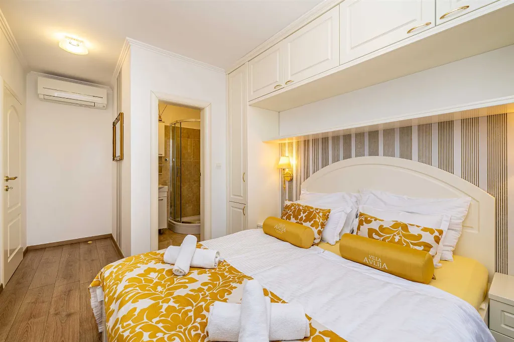 Linardići Villa with Private Pool, Jacuzzi & Sauna
