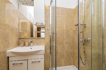 Linardići Villa with Private Pool, Jacuzzi & Sauna