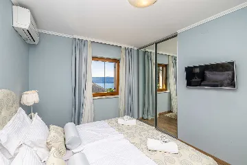 Linardići Villa with Private Pool, Jacuzzi & Sauna