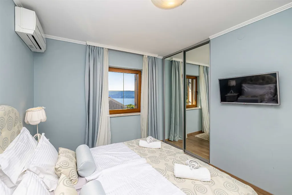 Linardići Villa with Private Pool, Jacuzzi & Sauna