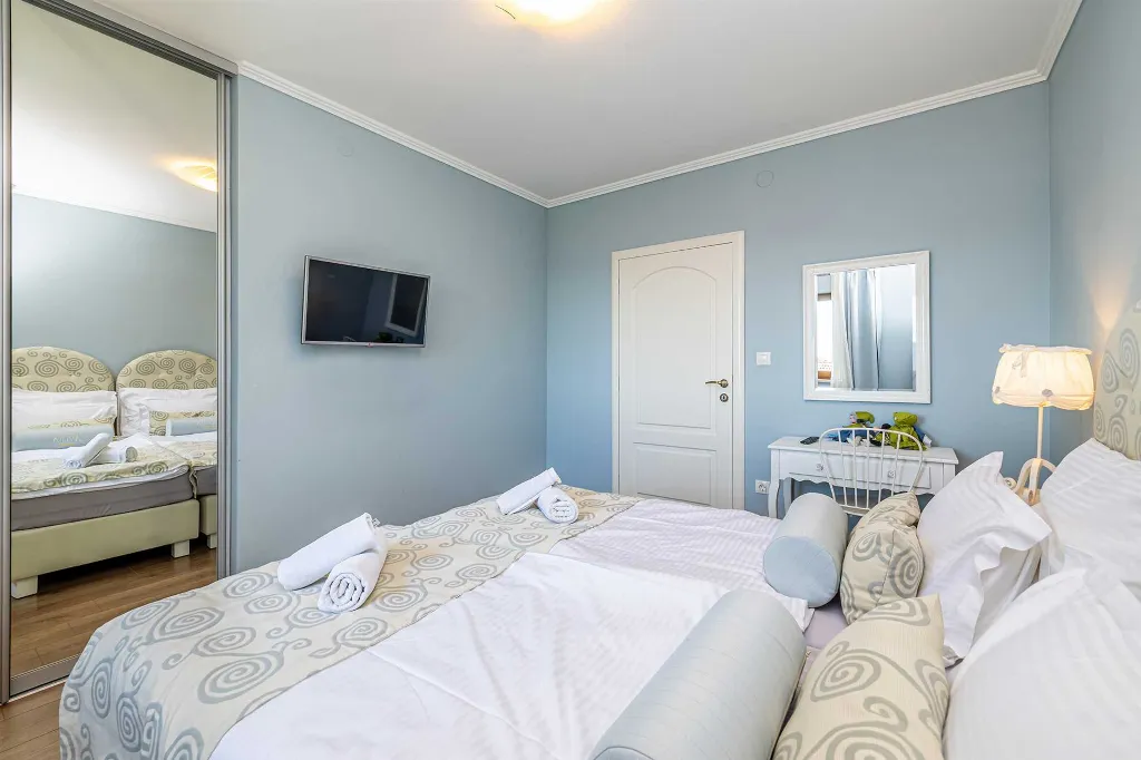 Linardići Villa with Private Pool, Jacuzzi & Sauna