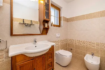 Linardići Villa with Private Pool, Jacuzzi & Sauna