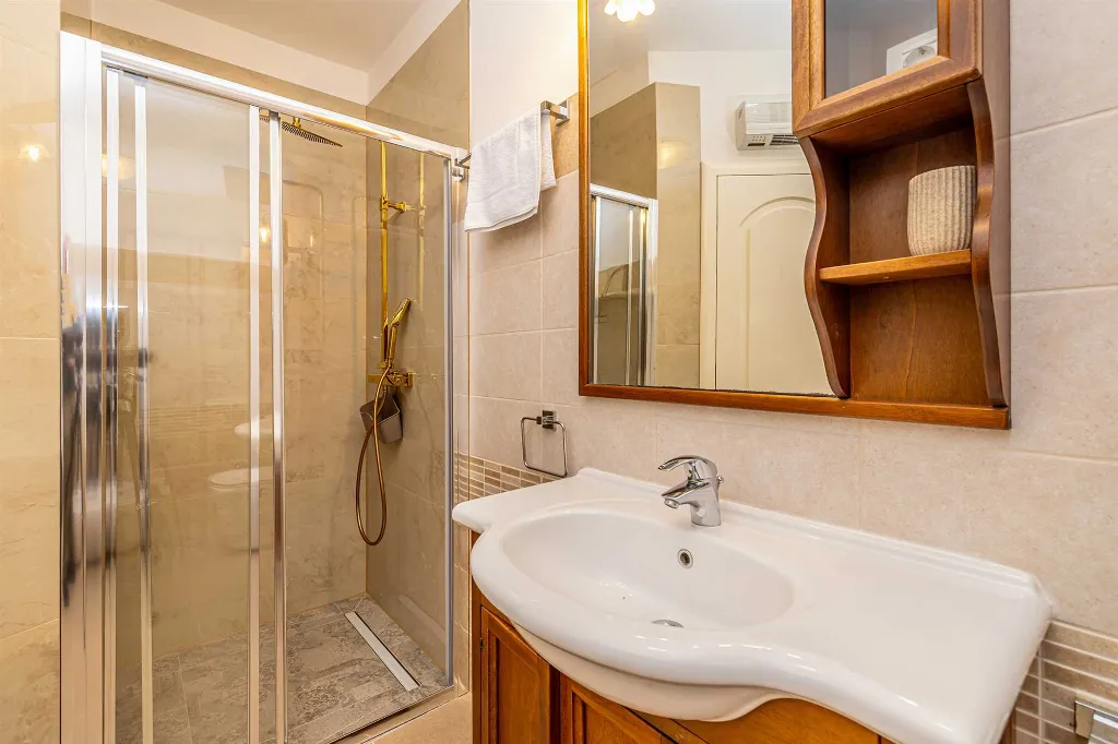 Linardići Villa with Private Pool, Jacuzzi & Sauna