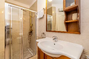 Linardići Villa with Private Pool, Jacuzzi & Sauna