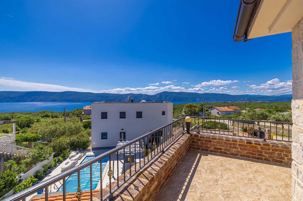 Linardići Villa with Private Pool, Jacuzzi & Sauna
