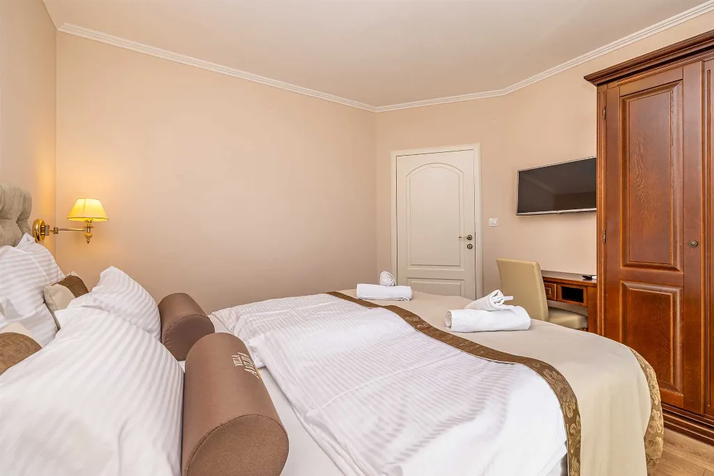 Linardići Villa with Private Pool, Jacuzzi & Sauna