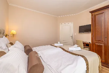 Linardići Villa with Private Pool, Jacuzzi & Sauna