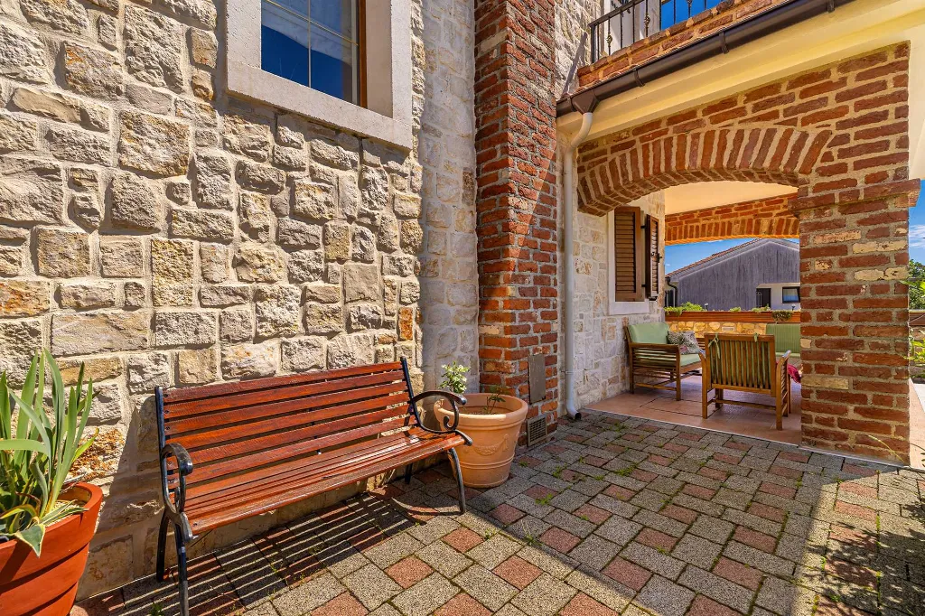 Linardići Villa with Private Pool, Jacuzzi & Sauna
