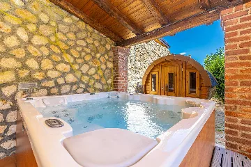 Linardići Villa with Private Pool, Jacuzzi & Sauna