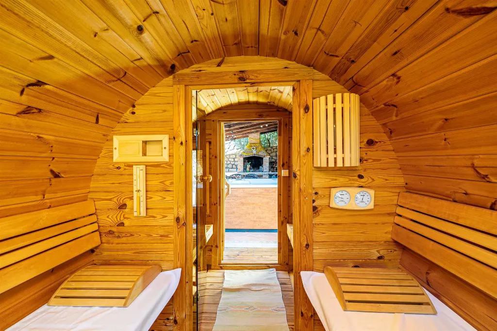 Linardići Villa with Private Pool, Jacuzzi & Sauna