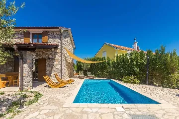 3-Bedroom House with Private Pool in Dobrinj