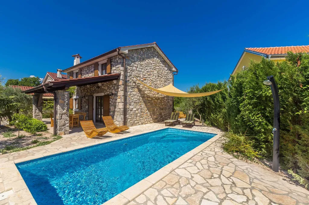 3-Bedroom House with Private Pool in Dobrinj