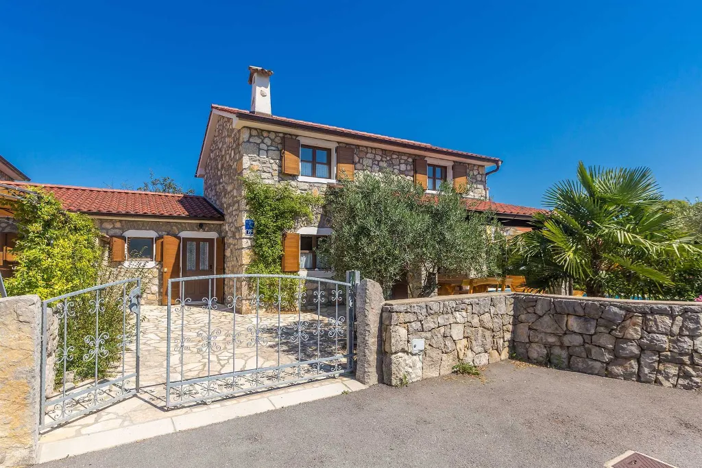 3-Bedroom House with Private Pool in Dobrinj