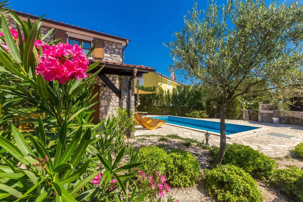 3-Bedroom House with Private Pool in Dobrinj