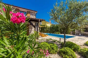 3-Bedroom House with Private Pool in Dobrinj