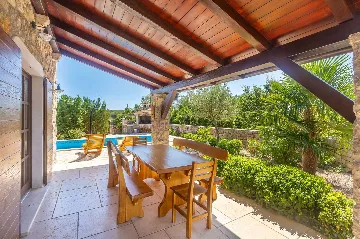 3-Bedroom House with Private Pool in Dobrinj
